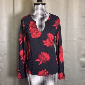 Sanctuary Womens Size XS Long Sleeve V Neck Tee Black Red Roses NWT $59